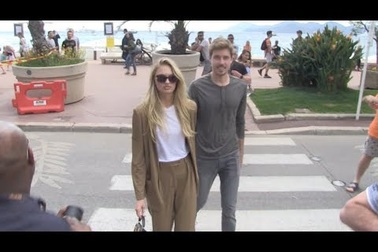 Romee Strijd đi dạo tại Cannes