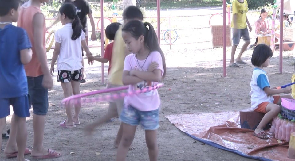 Biến rác thải thành khu vui chơi giải trí cho con trẻ ở một huyện nghèo - 2