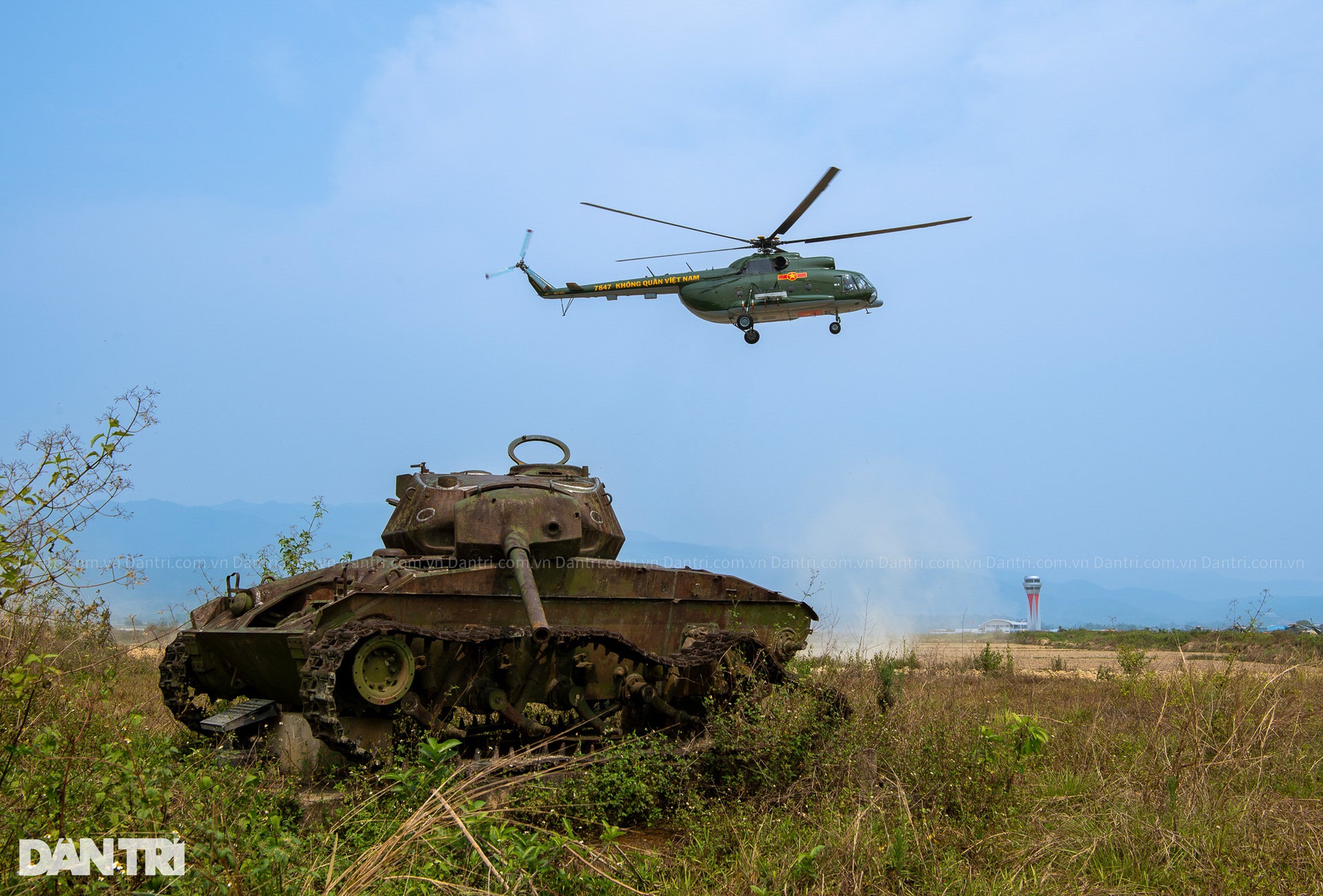 Dàn 11 trực thăng của Không quân Việt Nam hạ cánh ở sân bay Điện Biên - 5