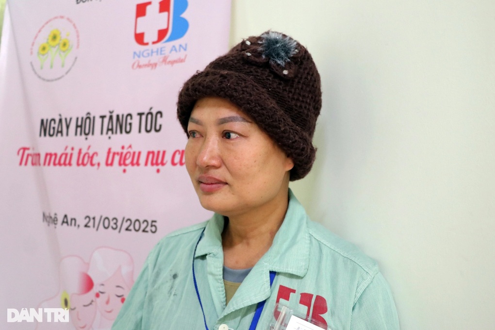 Người mẹ mất con, bị ung thư bật khóc trước món quà đặc biệt - 2 Người mẹ mất con, bị ung thư bật khóc trước món quà đặc biệt - 2