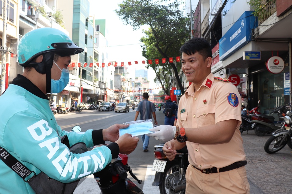 CSGT TPHCM phát khẩu trang miễn phí cho người dân phòng bệnh Corona - 7 CSGT TPHCM phát khẩu trang miễn phí cho người dân phòng bệnh Corona - 7
