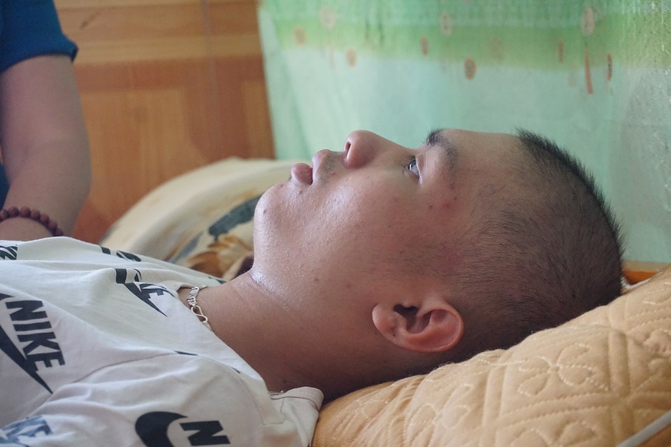 Đau nhói lòng cảnh người mẹ nghèo khóc... vì không có tiền cứu con - 1 Đau nhói lòng cảnh người mẹ nghèo khóc... vì không có tiền cứu con - 1