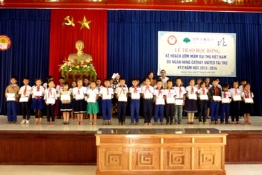 Cấp 300 suất học bổng đến học sinh nghèo học giỏi