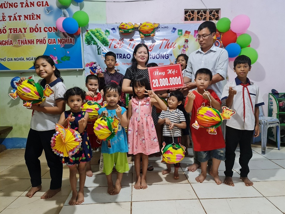 Trao quà Trung thu tới 18 trẻ mồ côi, khuyết tật tại Đắk Nông - 1 Trao quà Trung thu tới 18 trẻ mồ côi, khuyết tật tại Đắk Nông - 1