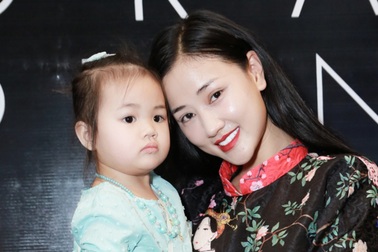 Con gái Maya quấn quít mẹ không rời