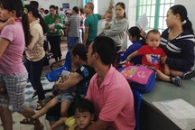 Trung tâm y tế quá tải vì…phụ huynh sợ sởi tấn công