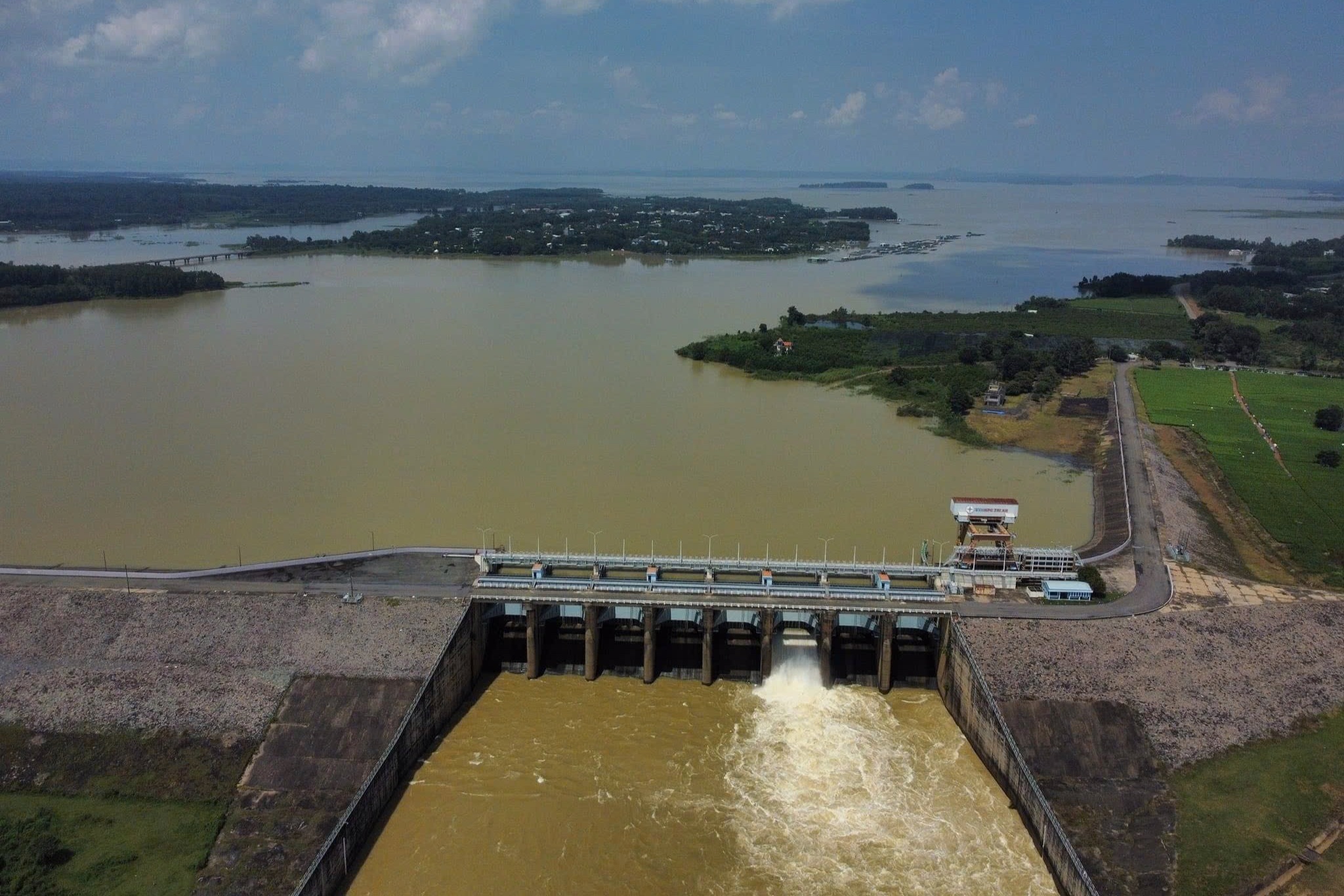 Waduk hidroelektrik terbesar di Selatan membuang air banjir, peringatan banjir di Kota Ho Chi Minh dan 2 provinsi - 1 Hồ thủy điện lớn nhất miền Nam xả lũ, cảnh báo ngập ở TPHCM và 2 tỉnh - 1
