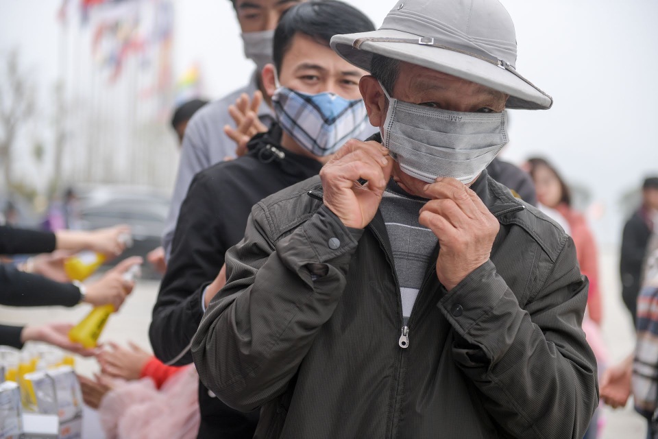 Lo virus corona, chùa lớn nhất Hà Nam phát hàng nghìn khẩu trang miễn phí cho du khách - 6 Lo virus corona, chùa lớn nhất Hà Nam phát hàng nghìn khẩu trang miễn phí cho du khách - 6