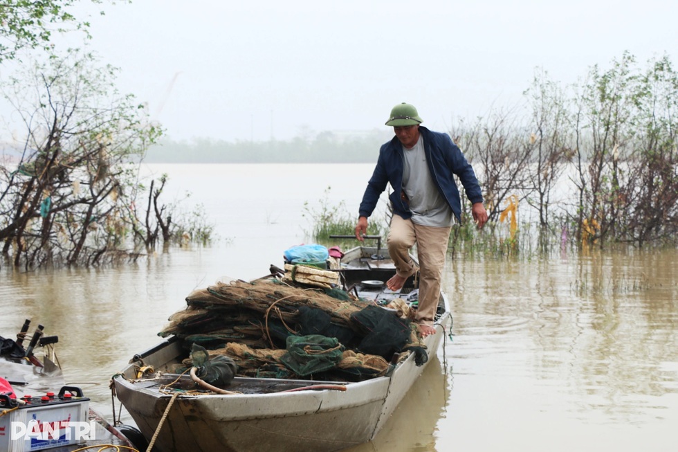 Cặp vợ chồng 20 năm “cướp cơm Hà Bá”, mang gia tài đi cứu người trên sông - 3 Cặp vợ chồng 20 năm “cướp cơm Hà Bá”, mang gia tài đi cứu người trên sông - 3