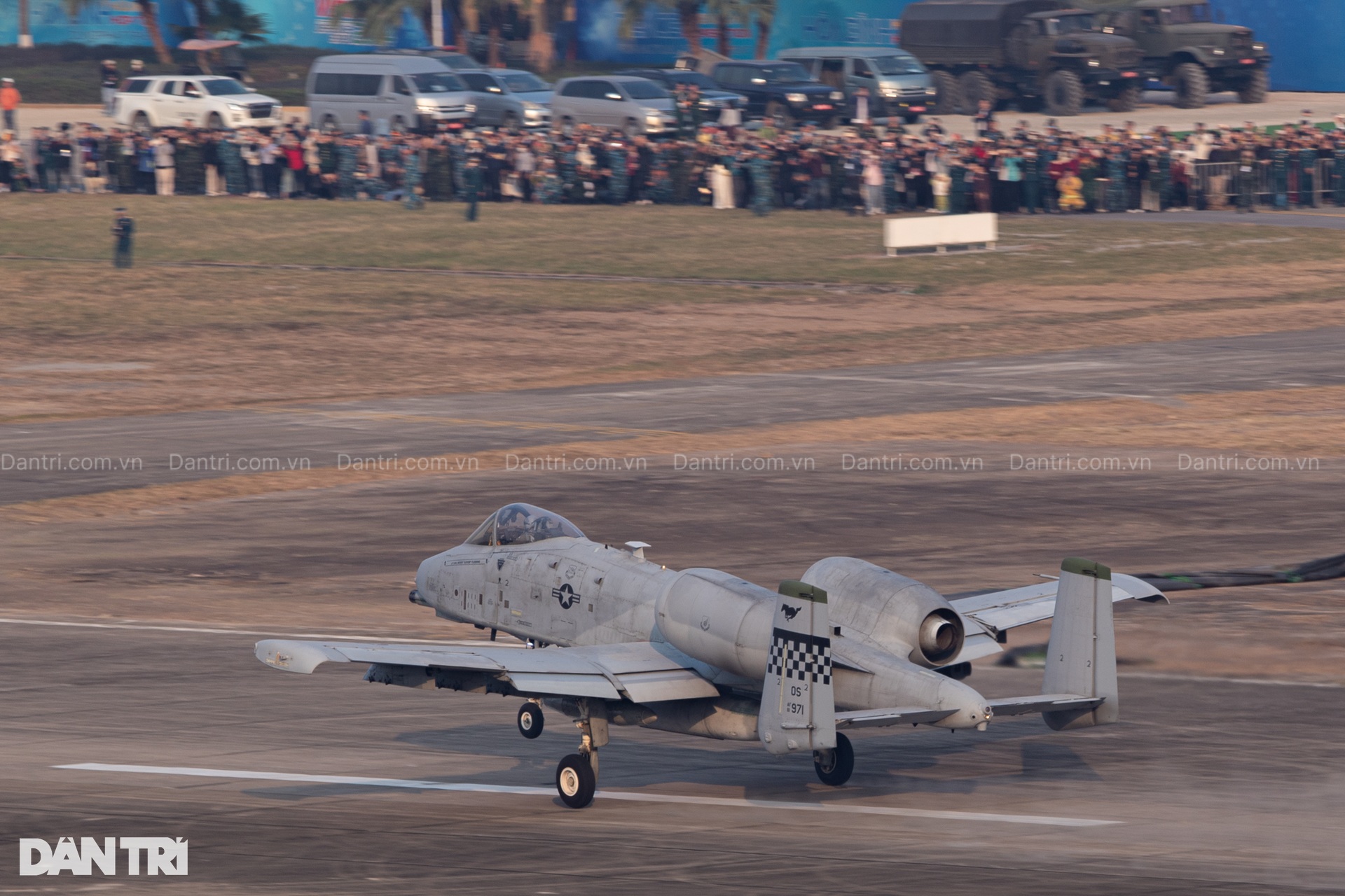 2 cường kích Lợn lòi A-10 và C-130 của Mỹ cất cánh rời sân bay Gia Lâm - 3 2 cường kích Lợn lòi A-10 và C-130 của Mỹ cất cánh rời sân bay Gia Lâm - 3