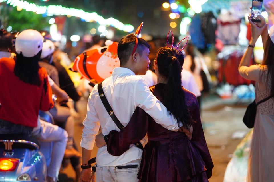Hang đá lung linh “thắp sáng” lời nguyện cầu trong đêm Giáng sinh an lành - 6 Hang đá lung linh “thắp sáng” lời nguyện cầu trong đêm Giáng sinh an lành - 6