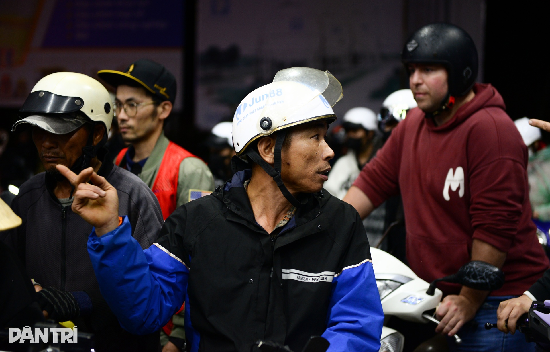 Lo thiếu nhiên liệu, người Đà Lạt đổ xô mua xăng giữa đêm - 9