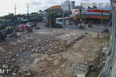 Kinh hãi khoảnh khắc thùng container lật nghiêng, suýt đè người đi đường