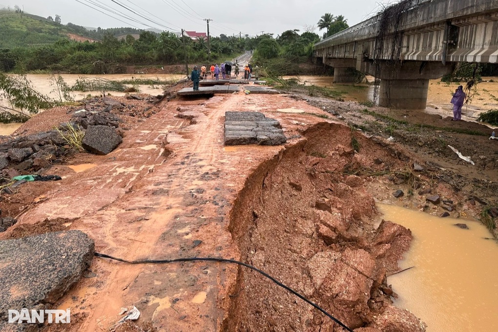 Căng dây thừng qua sông chảy xiết sơ tán 200 người dân bị cô lập - 2 Căng dây thừng qua sông chảy xiết sơ tán 200 người dân bị cô lập - 2