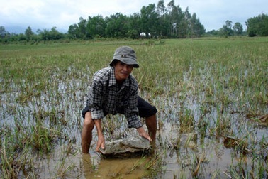 Mỏ khai thác “bắn” đá hộc vào nhà dân