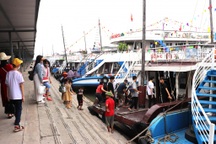 Quảng Ninh cho tàu du lịch hoạt động lại sau khi gián đoạn do thời tiết xấu