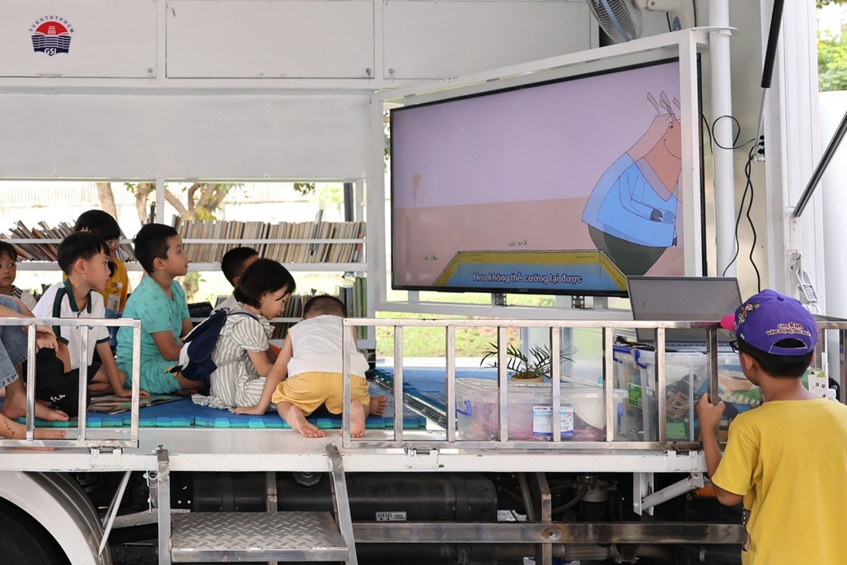 Khán giả nhí TPHCM hào hứng xem phim khoa học - 1