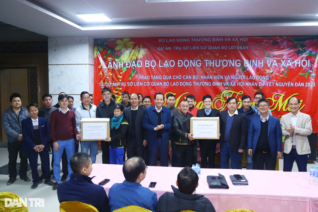 Bộ trưởng LĐ-TBXH chúc Tết công nhân xây dựng trụ sở liên cơ quan Bộ - 3 Bộ trưởng LĐ-TBXH chúc Tết công nhân xây dựng trụ sở liên cơ quan Bộ - 3