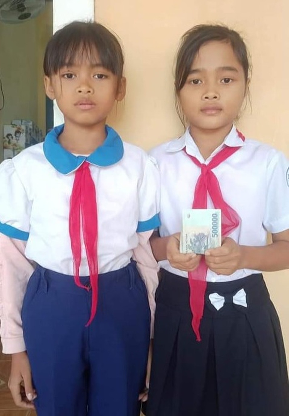 Thấy 5 triệu đồng trong áo quyên góp, học sinh miền núi nhờ trường trả lại - 2 Thấy 5 triệu đồng trong áo quyên góp, học sinh miền núi nhờ trường trả lại - 2