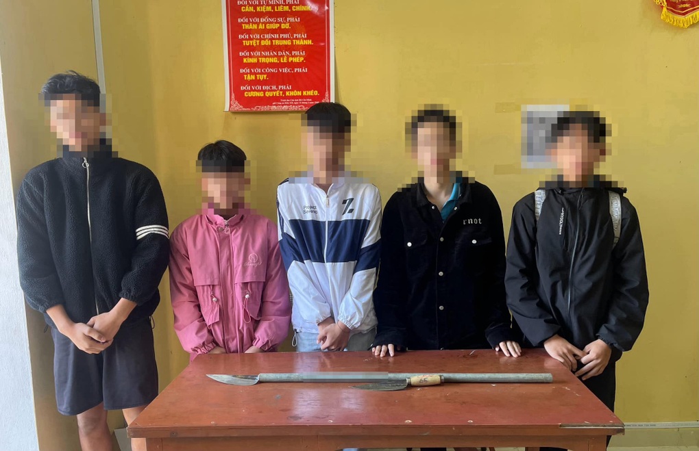 Nhóm học sinh mang vũ khí hỗn chiến trước cổng trường - 1 Nhóm học sinh mang vũ khí hỗn chiến trước cổng trường - 1