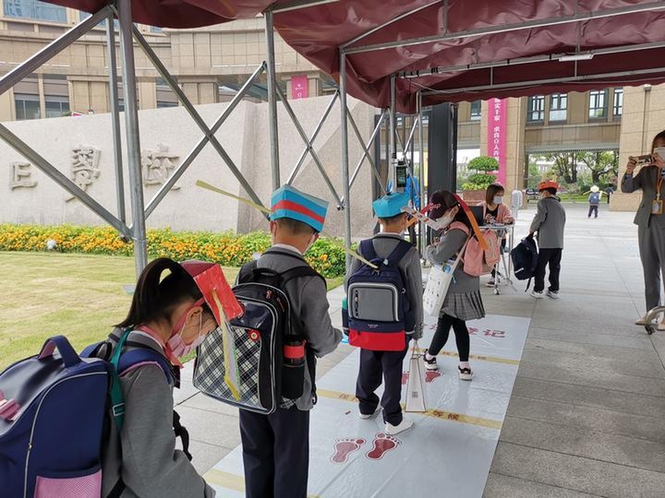 Trung Quốc: Mũ 1 mét giúp học sinh giữ khoảng cách an toàn với bạn - 2 Trung Quốc: Mũ 1 mét giúp học sinh giữ khoảng cách an toàn với bạn - 2