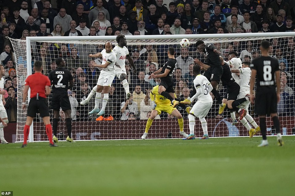 Son Heung Min tỏa sáng, Tottenham nở nụ cười trong cơn mưa bàn thắng - 12 Son Heung Min tỏa sáng, Tottenham nở nụ cười trong cơn mưa bàn thắng - 12