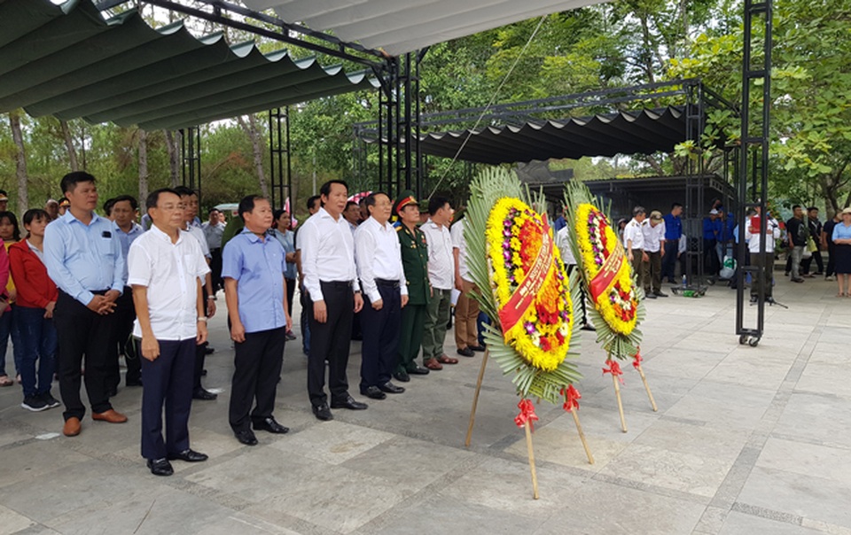 Tri ân gia đình thân nhân 10 nữ liệt sĩ Ngã ba Đồng Lộc - 1 Tri ân gia đình thân nhân 10 nữ liệt sĩ Ngã ba Đồng Lộc - 1