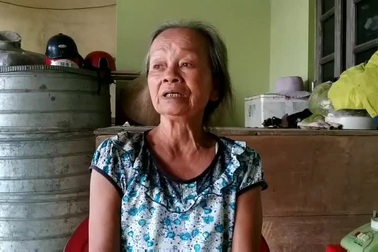 Bà Hoàng Thị Bình rớt nước mắt thương con