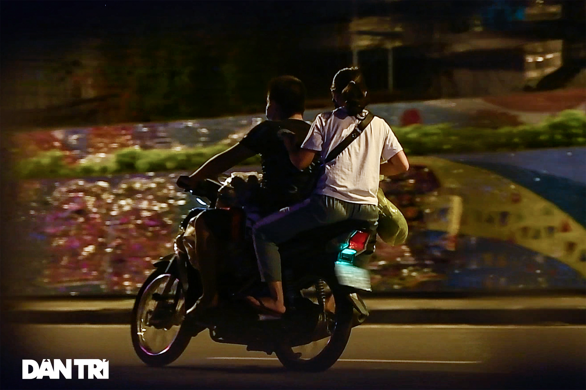 Người dân vượt rào thép gai vận chuyển đồ, rời khỏi khu phong tỏa ở Hà Nội - 15 Người dân vượt rào thép gai vận chuyển đồ, rời khỏi khu phong tỏa ở Hà Nội - 15