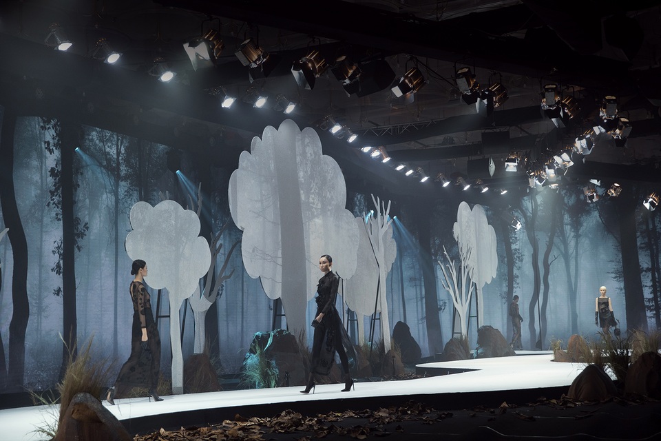 Lan Khuê, Khánh Vân cuốn hút trên sàn catwalk - 6 Lan Khuê, Khánh Vân cuốn hút trên sàn catwalk - 6