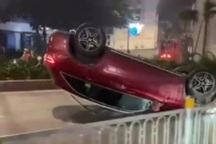 Ô tô "phơi bụng" giữa đường Hà Nội sau khi tự đâm vào dải phân cách