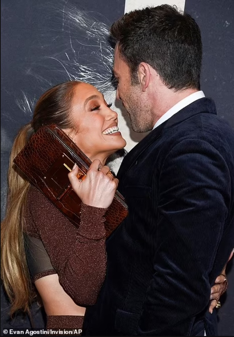 Jennifer Lopez và Ben Affleck khóa môi cháy bỏng tại lễ công chiếu phim - 2 Jennifer Lopez và Ben Affleck khóa môi cháy bỏng tại lễ công chiếu phim - 2