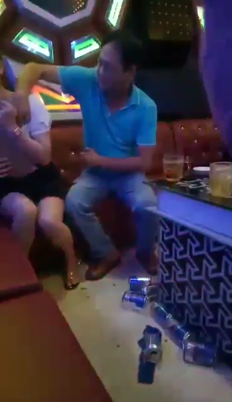 Phó Bí thư Huyện ủy lộ clip sờ ngực nữ tiếp viên karaoke - 1