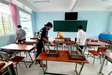 Các trường tất bật dọn dẹp chuẩn bị đón học sinh trở lại trường ngày 4/5