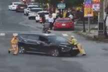 Tài xế lao xe khi có CSGT bám trên nắp capo: Do mất bình tĩnh?