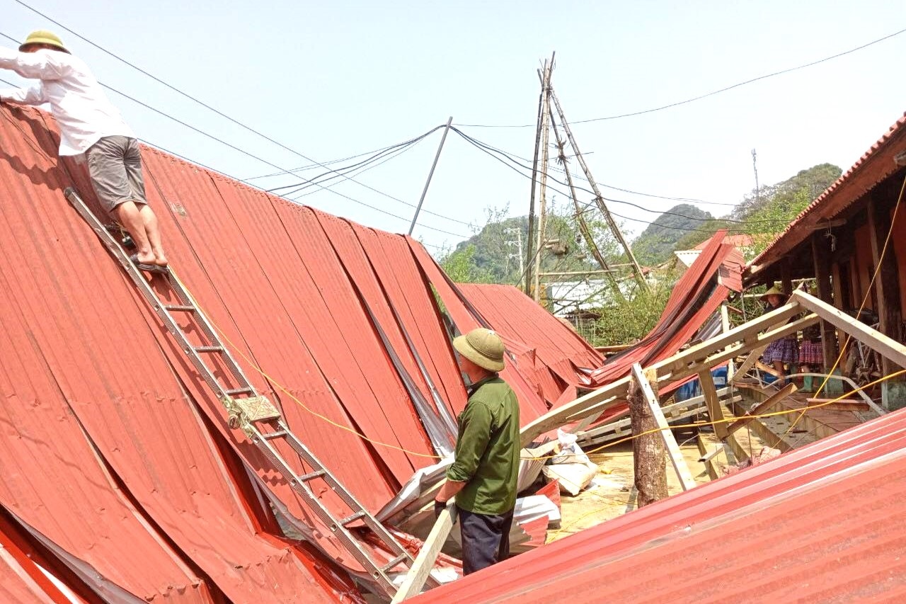 Mái nhà đổ sập, đồng ruộng tan nát vì trận mưa đá lịch sử ở Hòa Bình - 2