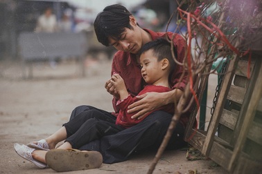 Bộ ảnh giàu tính nhân văn về tình cha con trong cái Tết nghèo