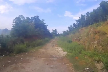 Hai thanh niên suýt trả giá đắt vì ngồi chơi ở đường lánh nạn