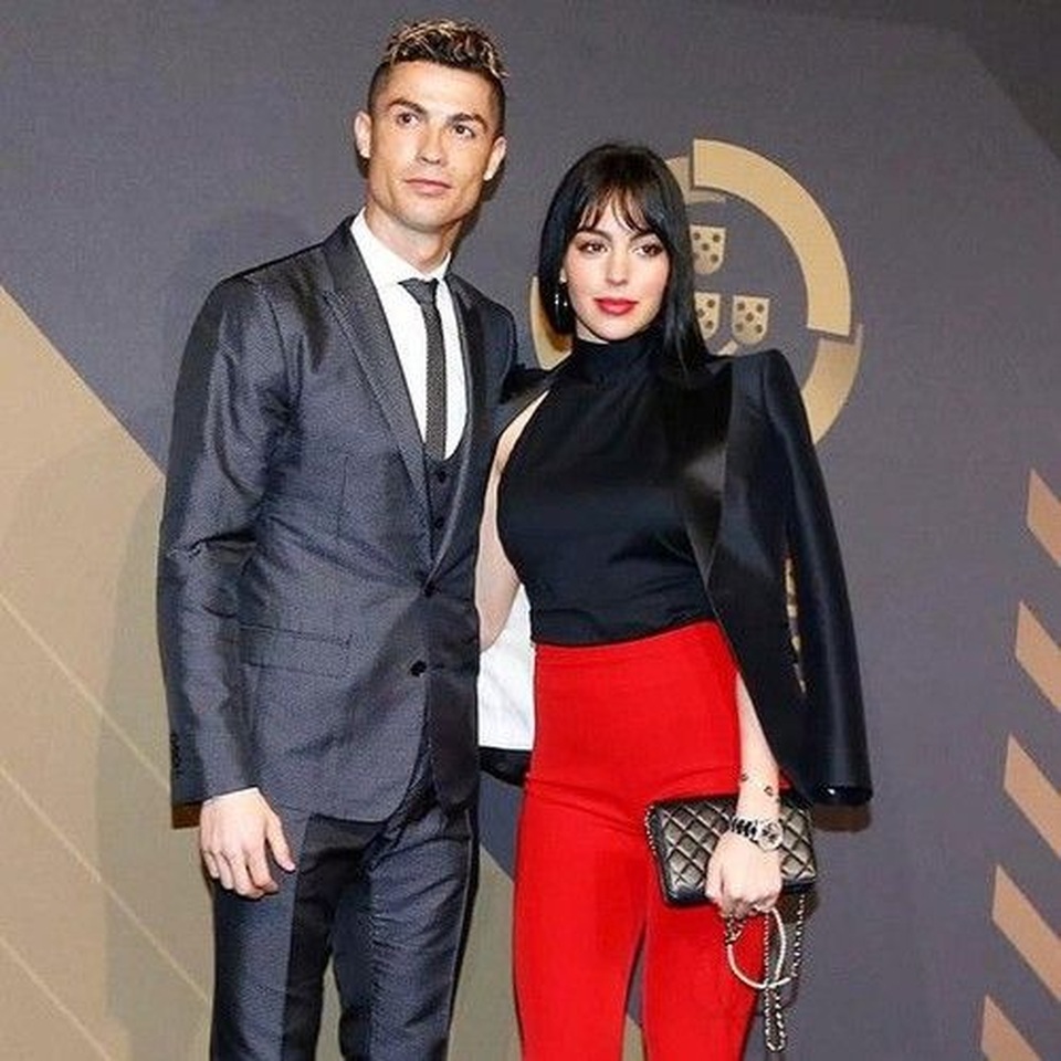 Đầu năm mới, bạn gái Ronaldo khoe nhẫn kim cương khủng - 8 Đầu năm mới, bạn gái Ronaldo khoe nhẫn kim cương khủng - 8