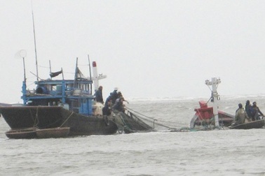 Hai tàu cá hỏng máy, 23 ngư dân trôi dạt trên biển