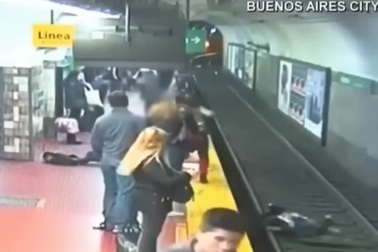 Người phụ nữ bị xô ngã xuống đường sắt khi tàu đang chạy đến