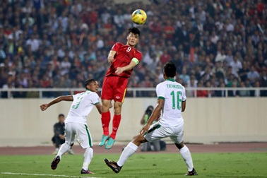 Ồn ào vụ Công Vinh mới lên “sếp” đã trảm cầu thủ