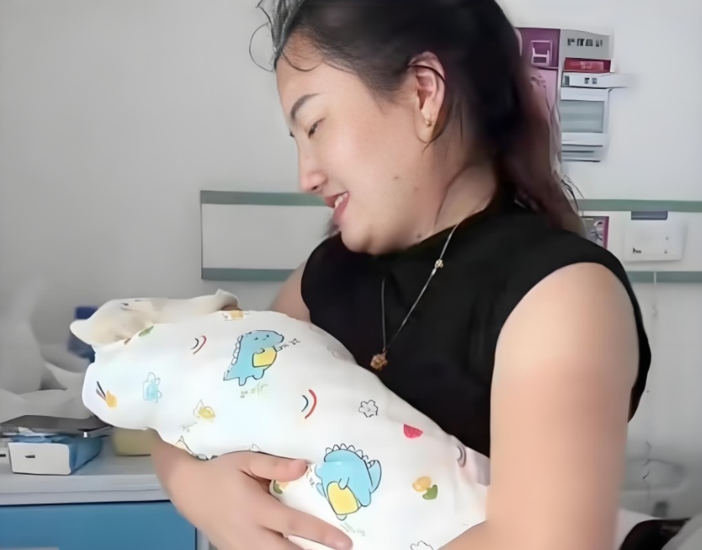 Tự hào vì làm bà nội ở tuổi 36, người mẹ bị chỉ trích dữ dội - 2 Tự hào vì làm bà nội ở tuổi 36, người mẹ bị chỉ trích dữ dội - 2