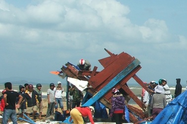 Một tàu cá bị sóng đánh tan nát, 9 ngư dân thoát nạn