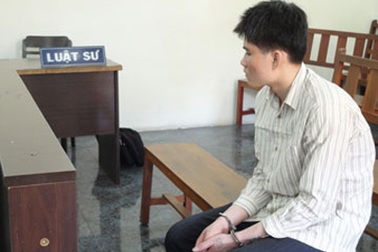 Lãnh án do... sờ ngực