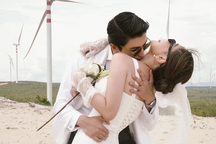 Á hậu Phương Nga và diễn viên Bình An hôn táo bạo trong ảnh cưới