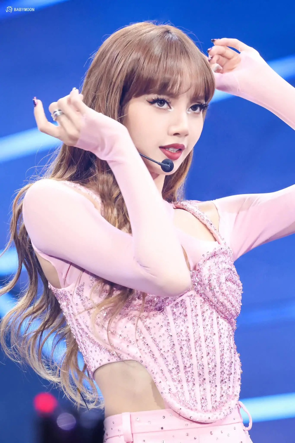 Sức hấp dẫn của Lisa: Bỏ túi hơn nửa triệu USD cho một bài đăng quảng cáo - 3 Sức hấp dẫn của Lisa: Bỏ túi hơn nửa triệu USD cho một bài đăng quảng cáo - 3
