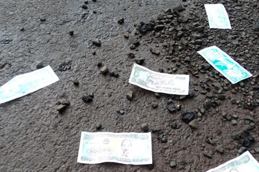 Rải tiền thật khi đưa tang 