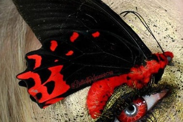 Kinh dị phong cách trang điểm đính xác côn trùng lên mặt