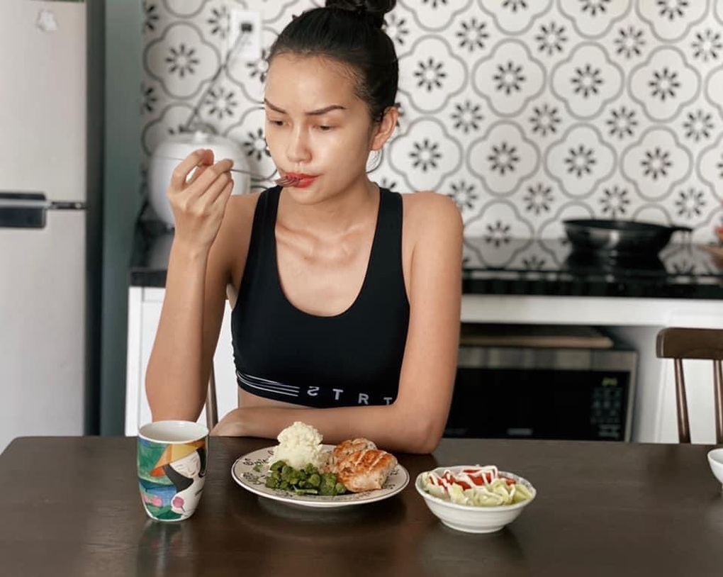 Soi mặt mộc và bảng thành tích thi đâu thắng đó của tân Hoa hậu - 15 Soi mặt mộc và bảng thành tích thi đâu thắng đó của tân Hoa hậu - 15